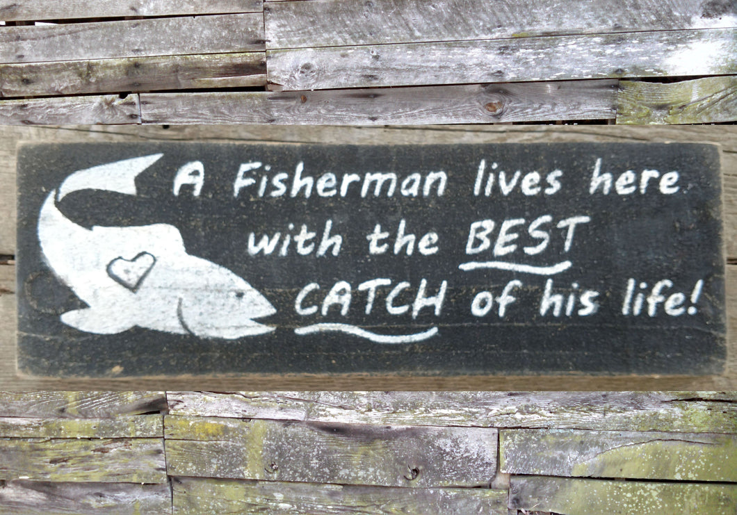 A Fisherman lives here with the BEST CATCH of his life! Wooden Sign, Sign for Fisherman, Lake House Decor, Fishing Cabin Decor, Fishing Fun